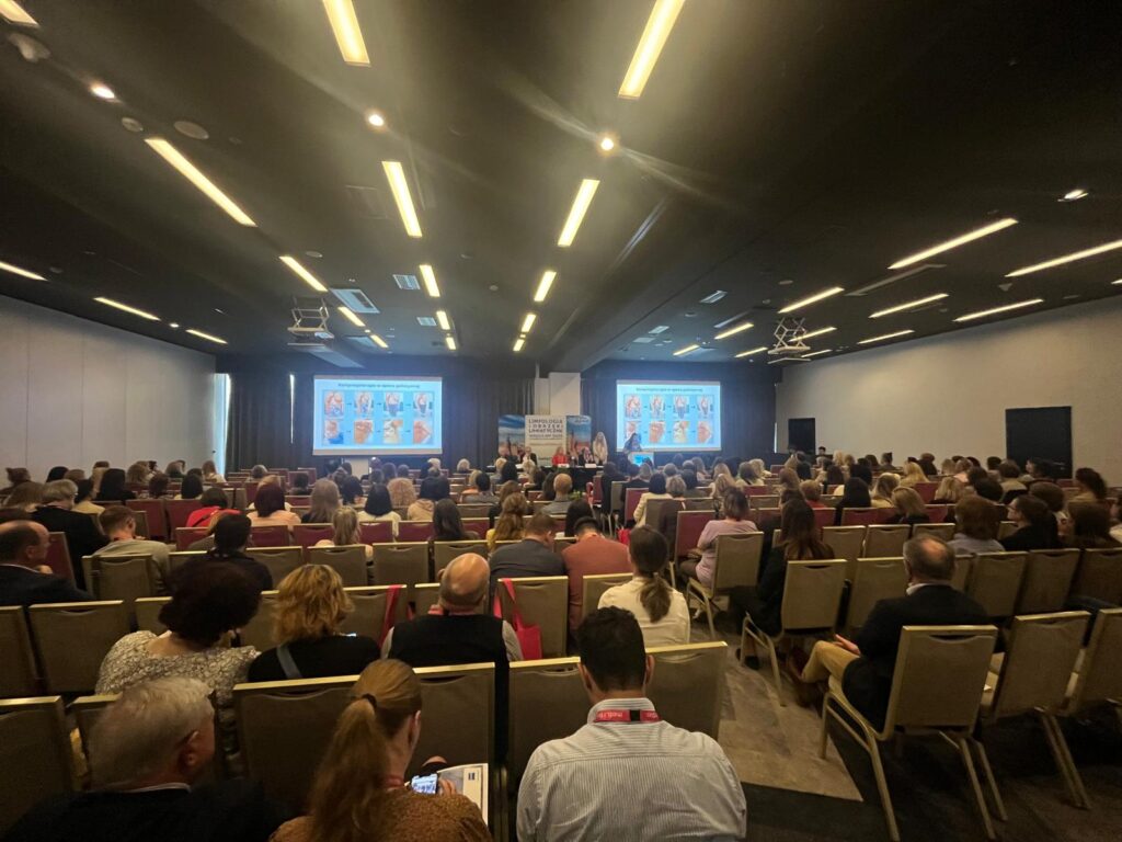 Dr n. med. Konrad Pańczak podczas wystąpienia na V Konferencji Sekcji Limfologii Polskiego Towarzystwa Limfologicznego, prezentujący zastosowanie Laserobarii w leczeniu ran i obrzęków limfatycznych