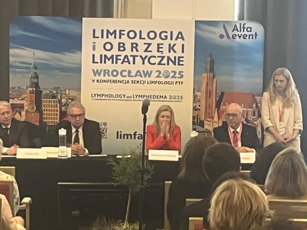 Dr n. med. Konrad Pańczak podczas wystąpienia na V Konferencji Sekcji Limfologii Polskiego Towarzystwa Limfologicznego, prezentujący zastosowanie Laserobarii w leczeniu ran i obrzęków limfatycznych